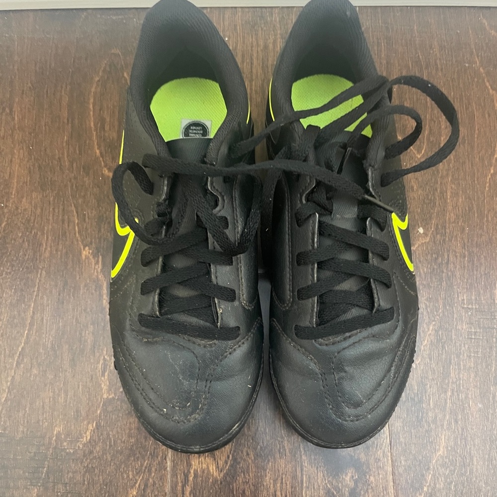 Youth soccer cleats